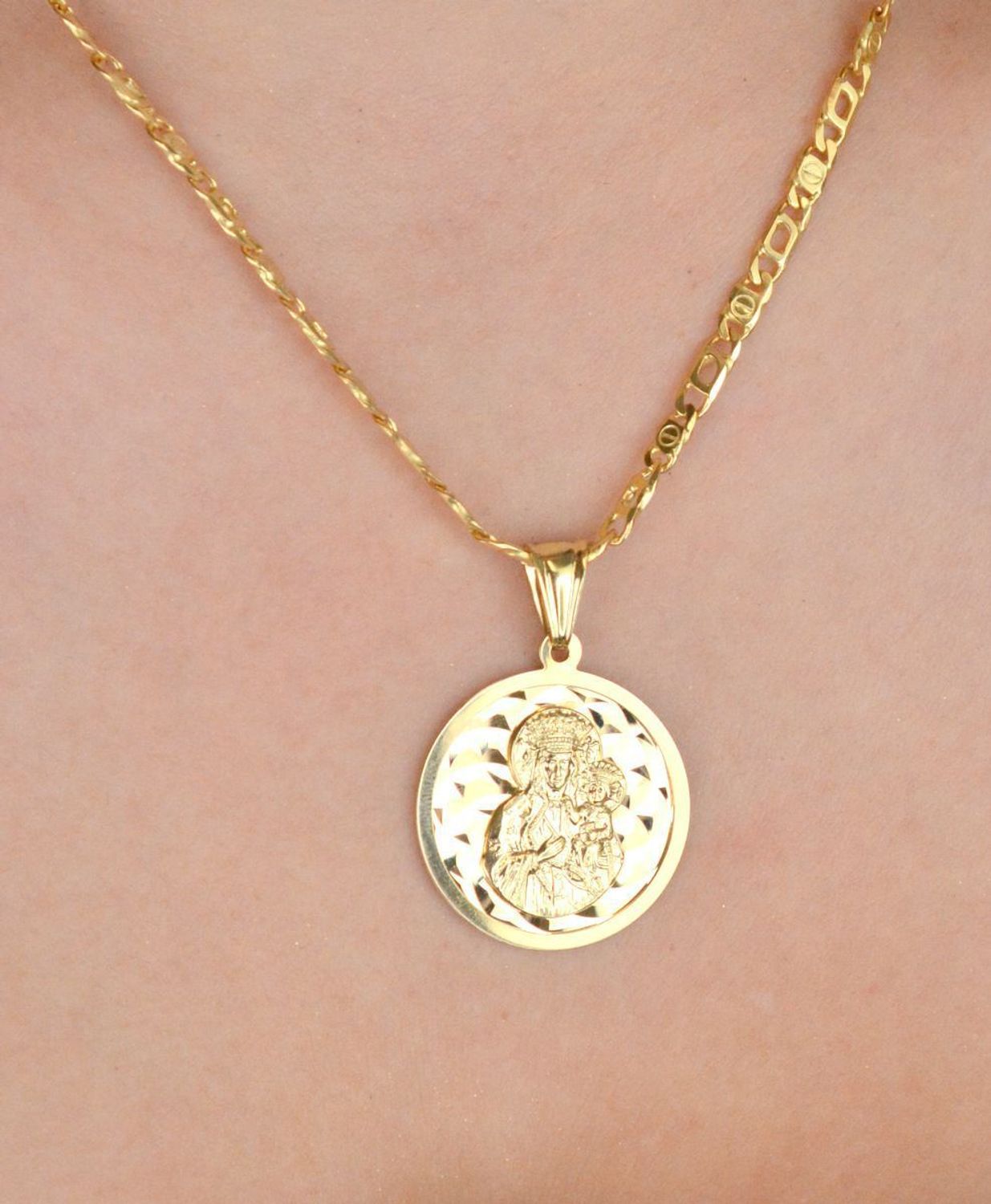 Duży złoty medalik próby 585 z wizerunkiem Matki Boskiej z Dzieciątkiem. Wymiary 2,5 cm, waga 4,81 g. Elegancka, klasyczna zawieszka religijna.1.jpg